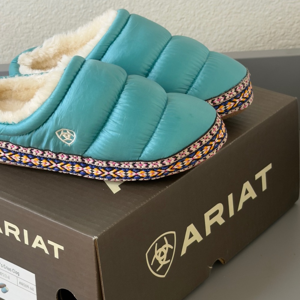 Ariat Girl’s Crius Clog Slippers Kids Size 3-4 Cozy Faux Fur NEW IN BOX - Picture 3 of 4